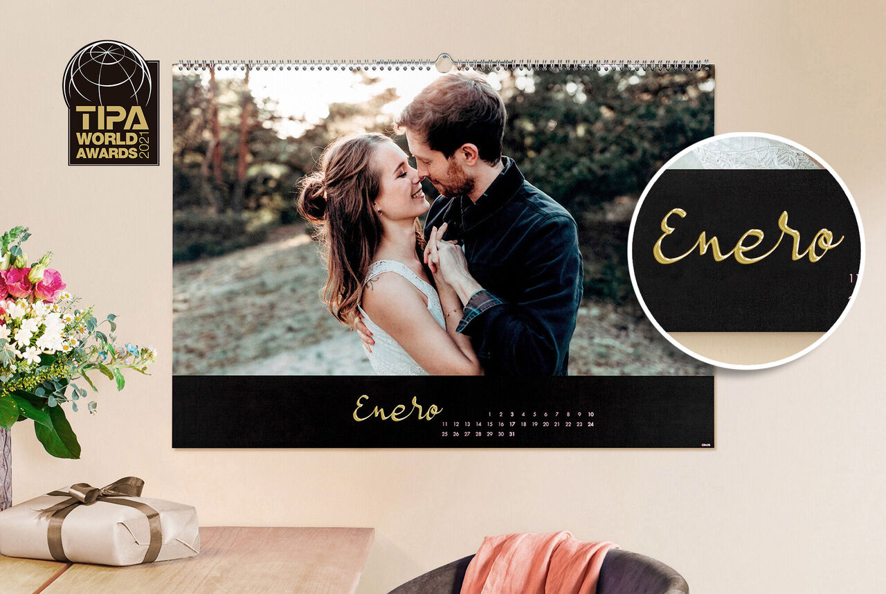 Calendario con una imagen romántica de una pareja riendo juntos.