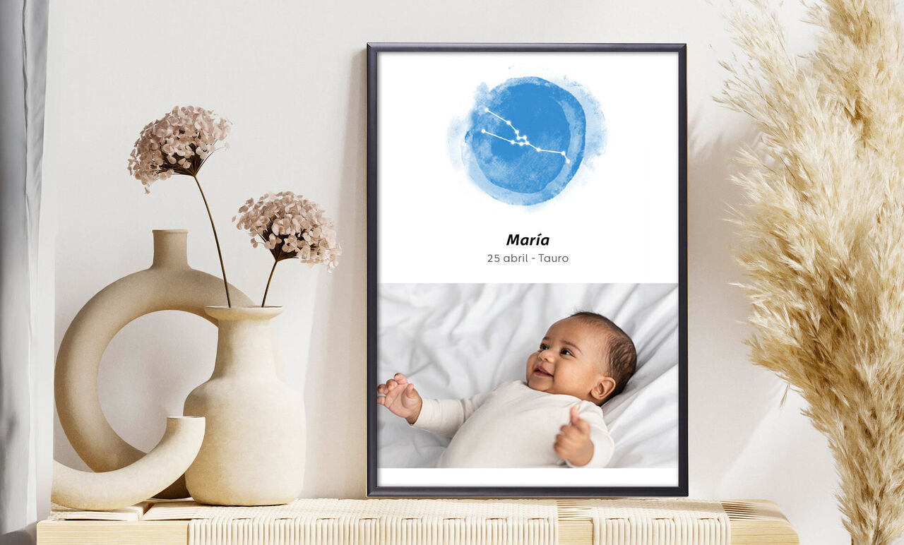 Un mural diseñado con amor, cielo estrellado azul y el nombre 'María', rodeado de decoraciones delicadas.