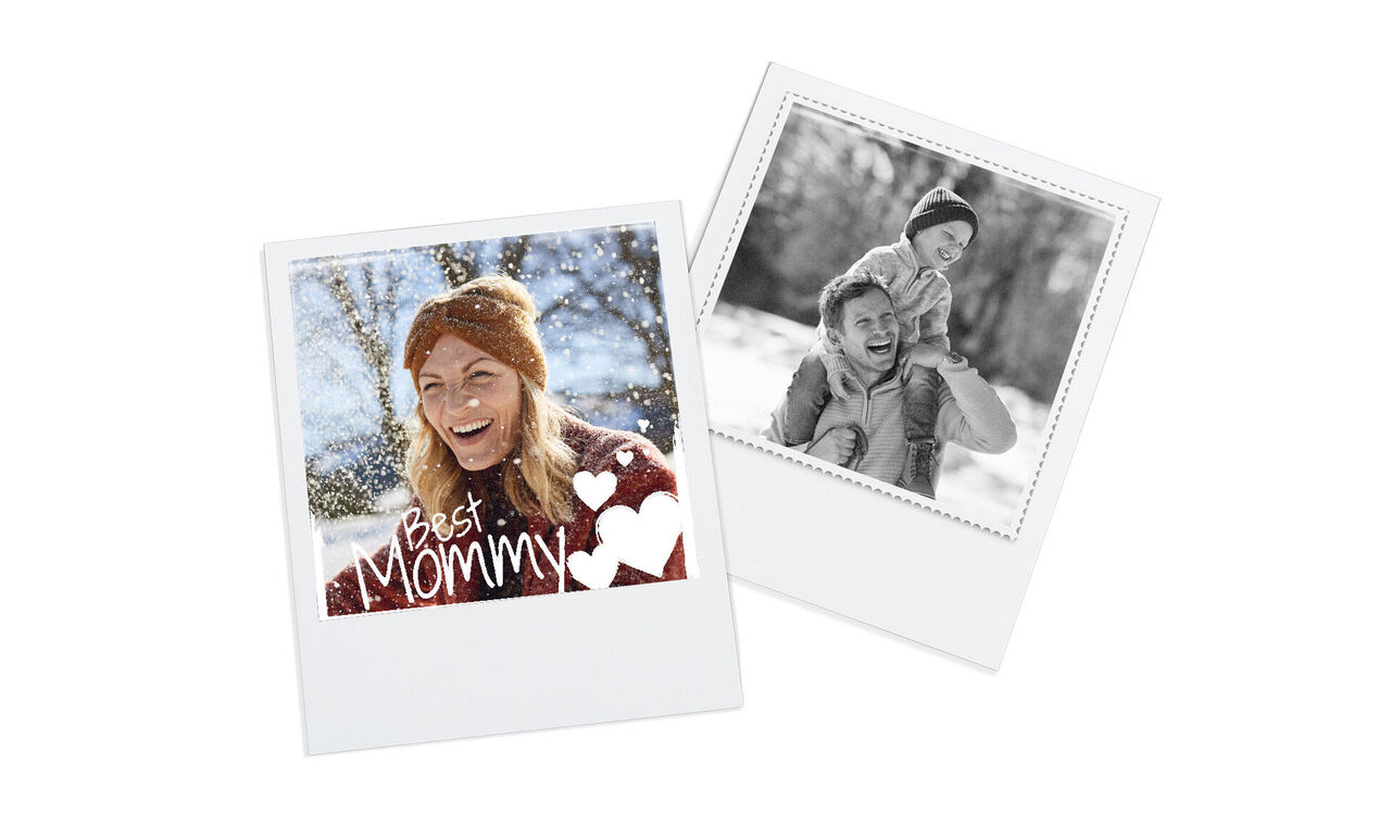 La imagen muestra dos fotos Polaroid: una con una persona sonriendo en la nieve y el texto "Mejor Mamá" y otra en blanco y negro de un niño en un trineo.