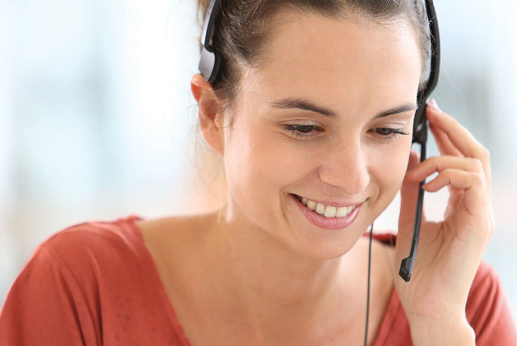 Mujer de soporte al cliente hablando por teléfono.