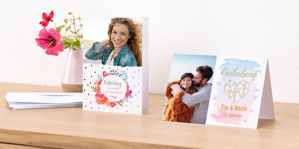 Dos hermosas tarjetas de invitación en una mesa