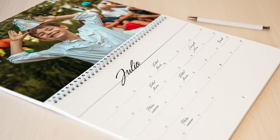 Calendarios personalizados con las mejores fotos, resume tu año juntado todos tus recuerdos y organiza tu vida.