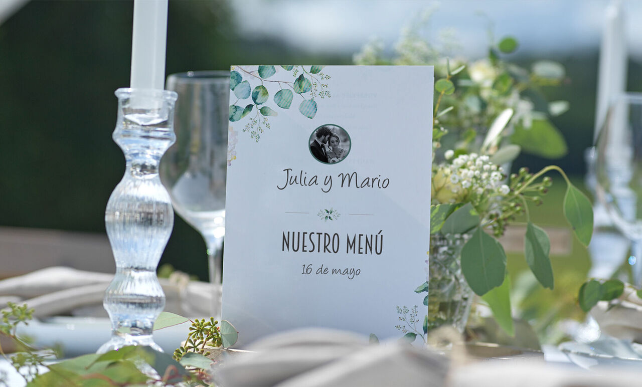 Elegante tarjeta de menú de boda con diseño floral y los nombres de la pareja Julia y Mario.