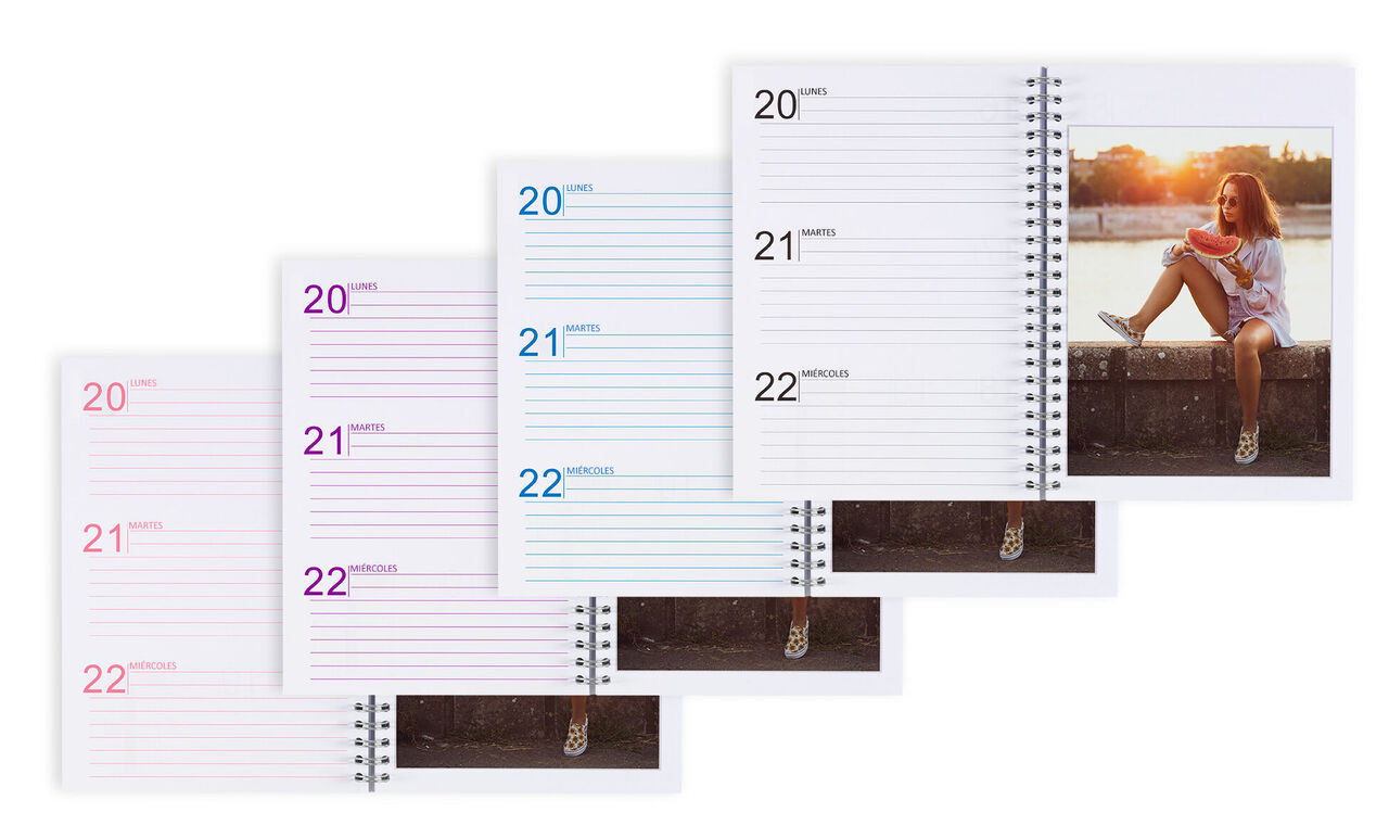 Un calendario CEWE con diferentes páginas mensuales y una foto de una persona relajándose al agua.