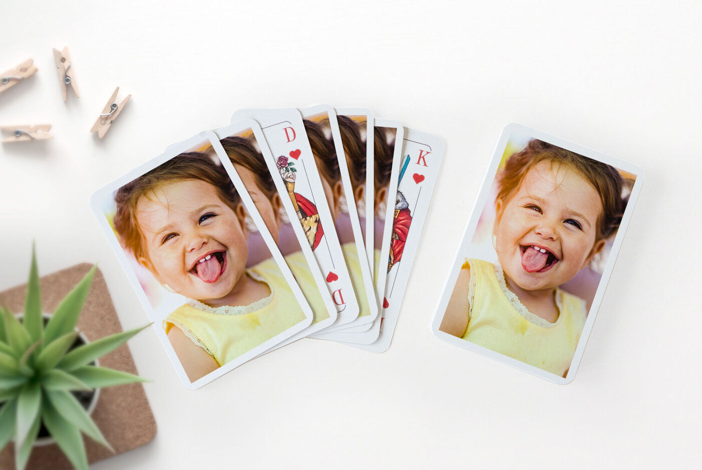 Una colorida disposición de cartas de juego que muestra a un niño feliz.