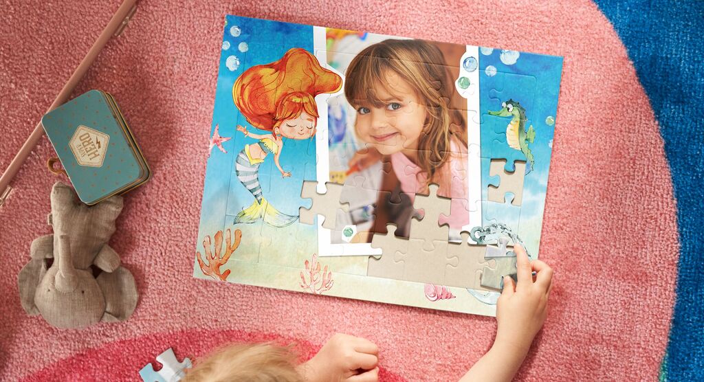 Un niño hace un rompecabezas con un motivo submarino, rodeado de detalles coloridos.