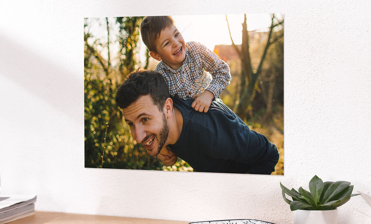 Padre con hijo en la espalda al atardecer en el parque
