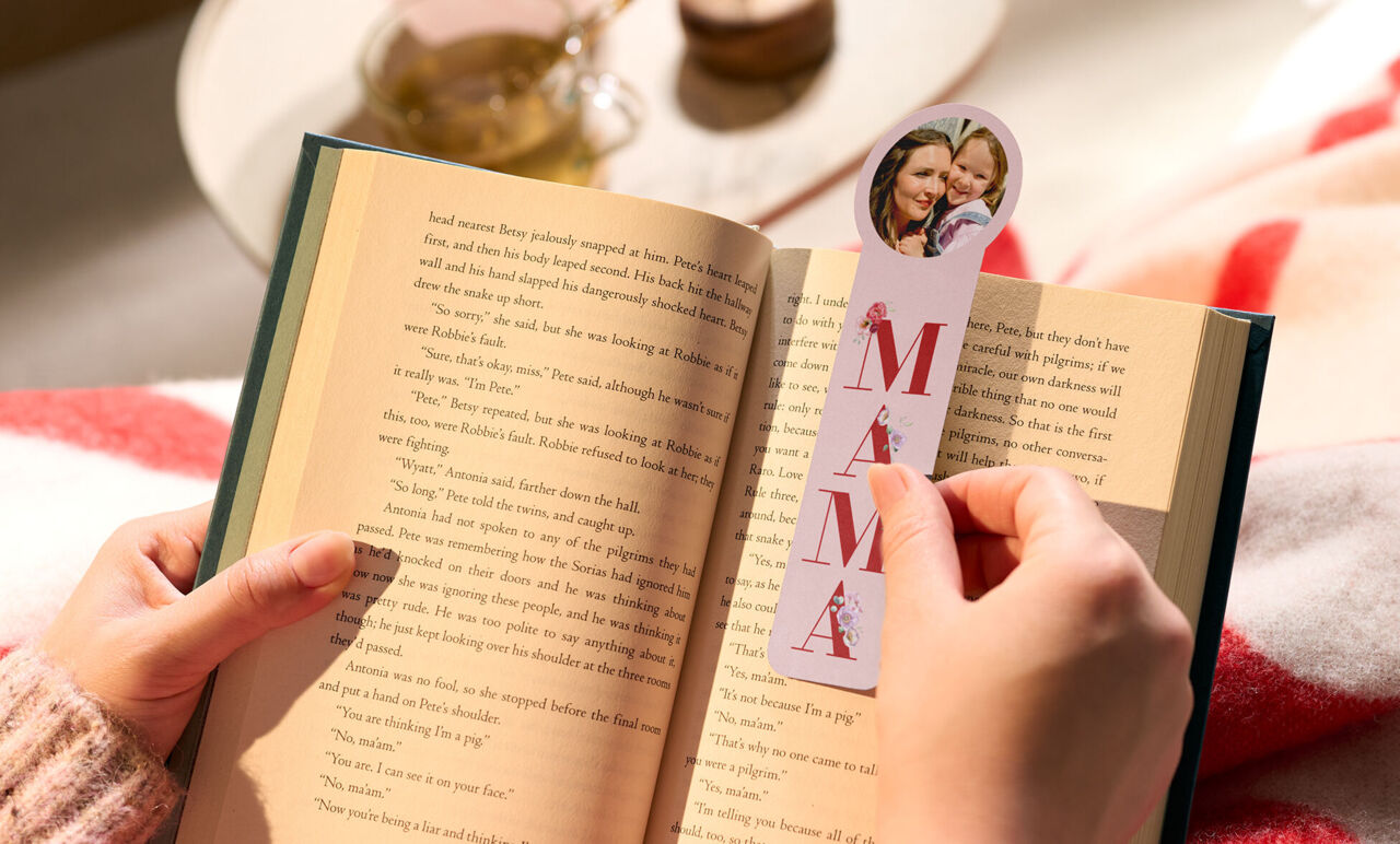 Marcapáginas personalizado MAMÁ con foto familiar en libro abierto