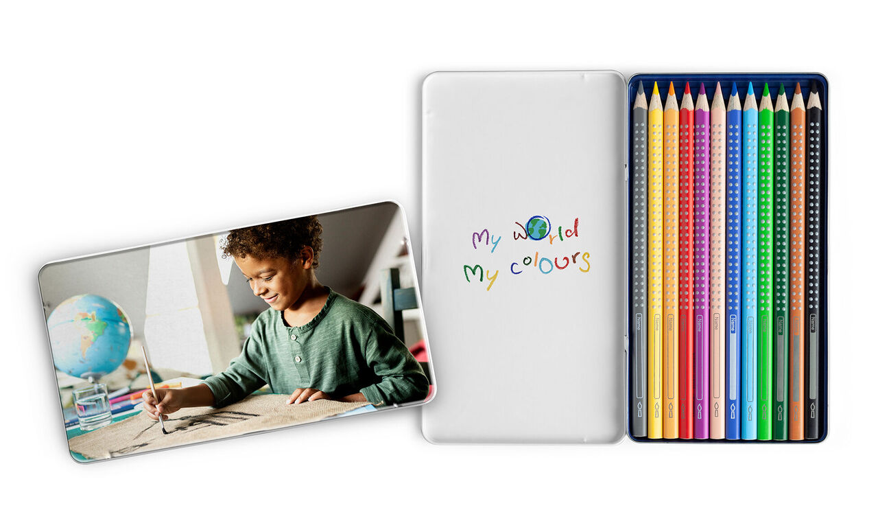 Un niño dibuja con lápices de colores. A la derecha hay muchos lápices de colores y un cuaderno titulado 'my world my colours'.
