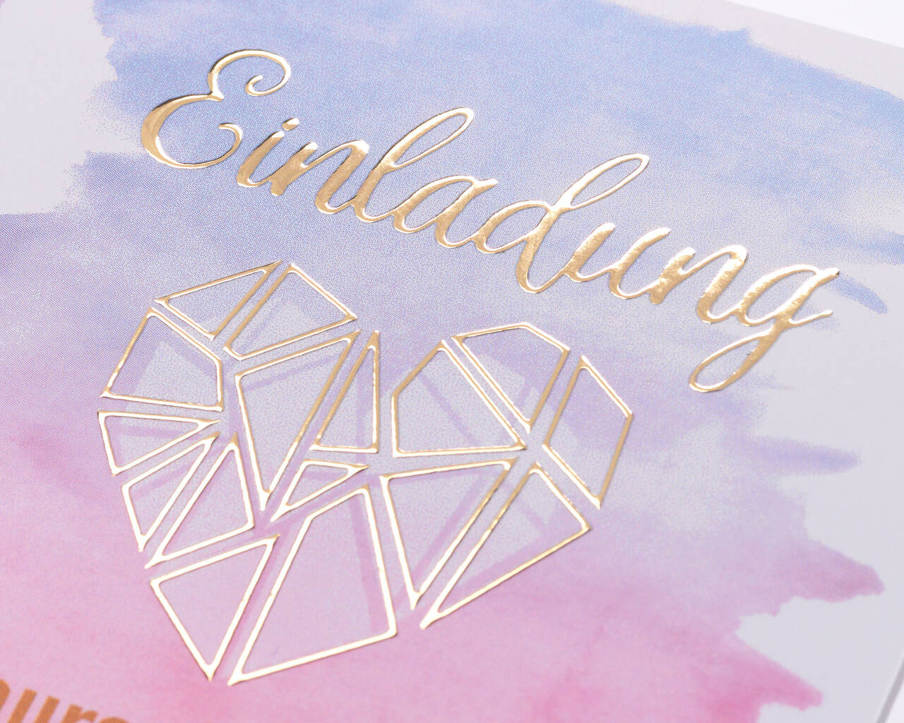 Tarjeta de invitación con diseño geométrico en forma de corazón en oro sobre fondo pastel