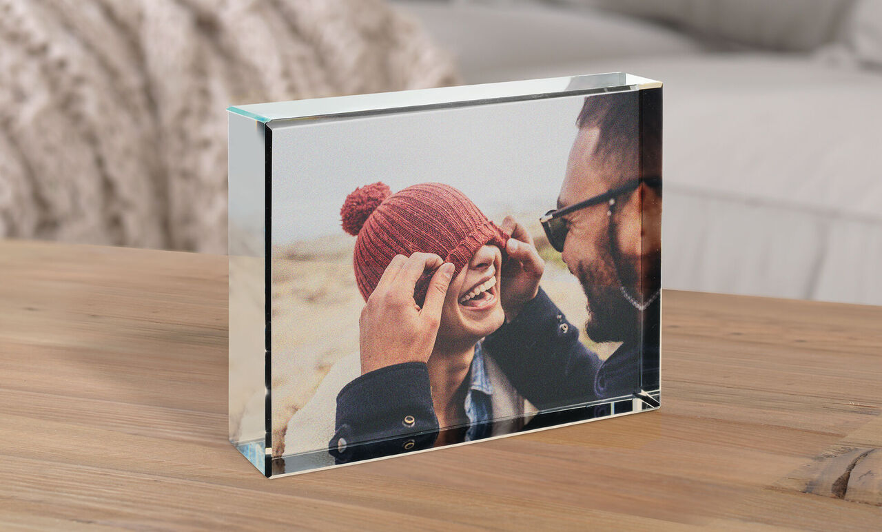 Una pareja disfruta momentos felices en la playa con un regalo fotográfico