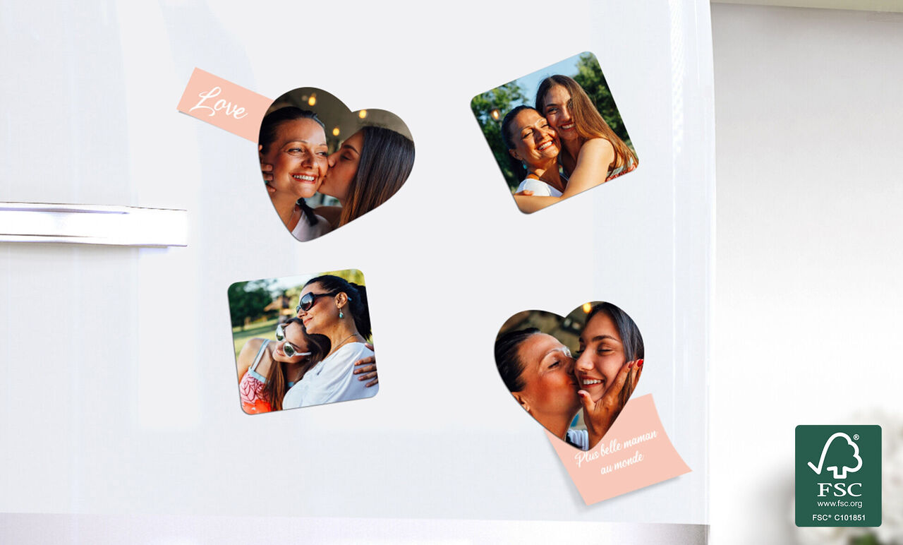 Mujeres jóvenes se besan alegremente en fotos en forma de corazón en la nevera.