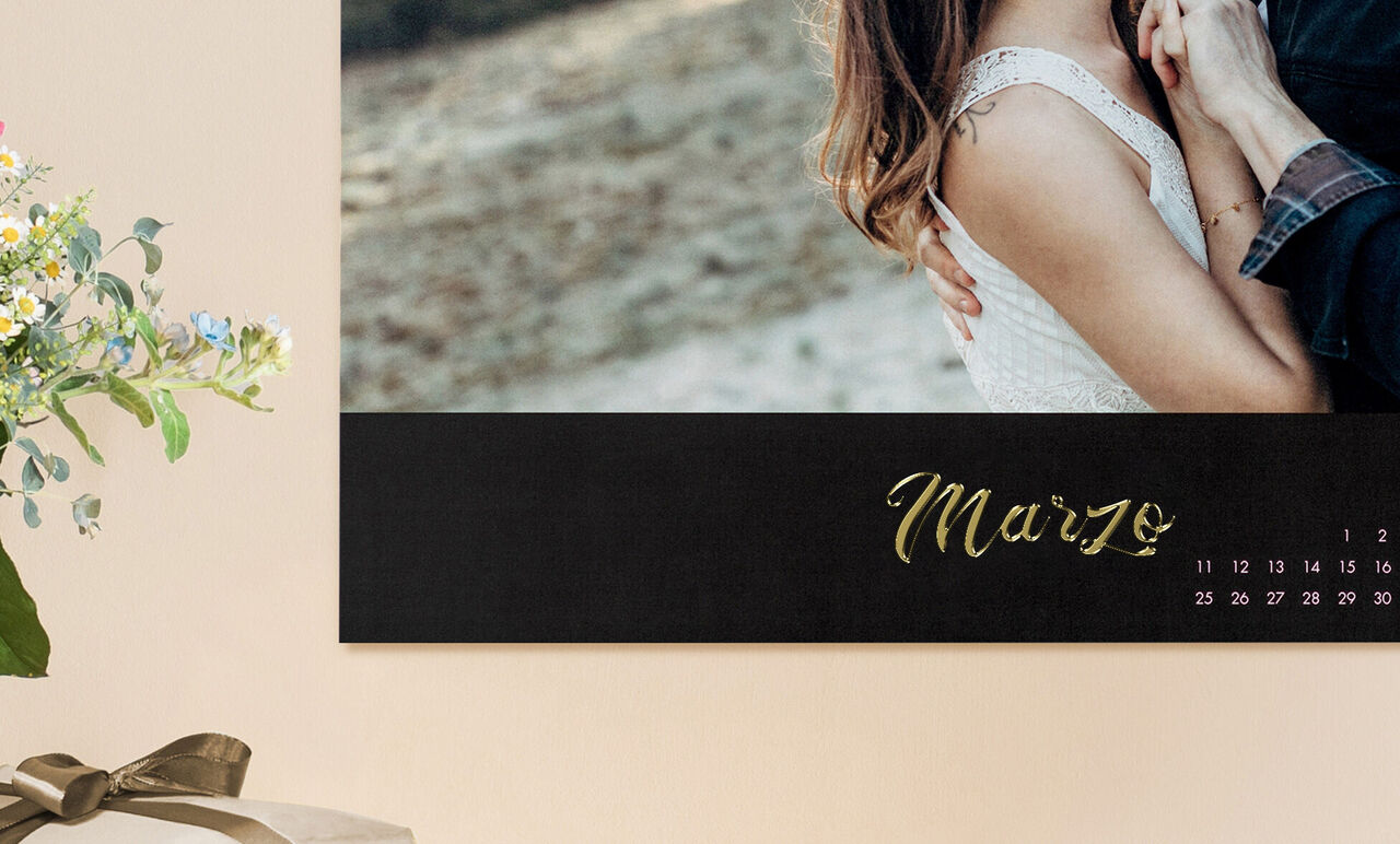 Parte de un calendario que muestra el mes de marzo. En el fondo, una pareja se abraza con amor.