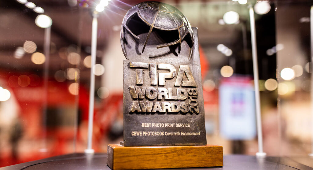 Trofeos del TIPA World Award 2023 sobre una mesa.