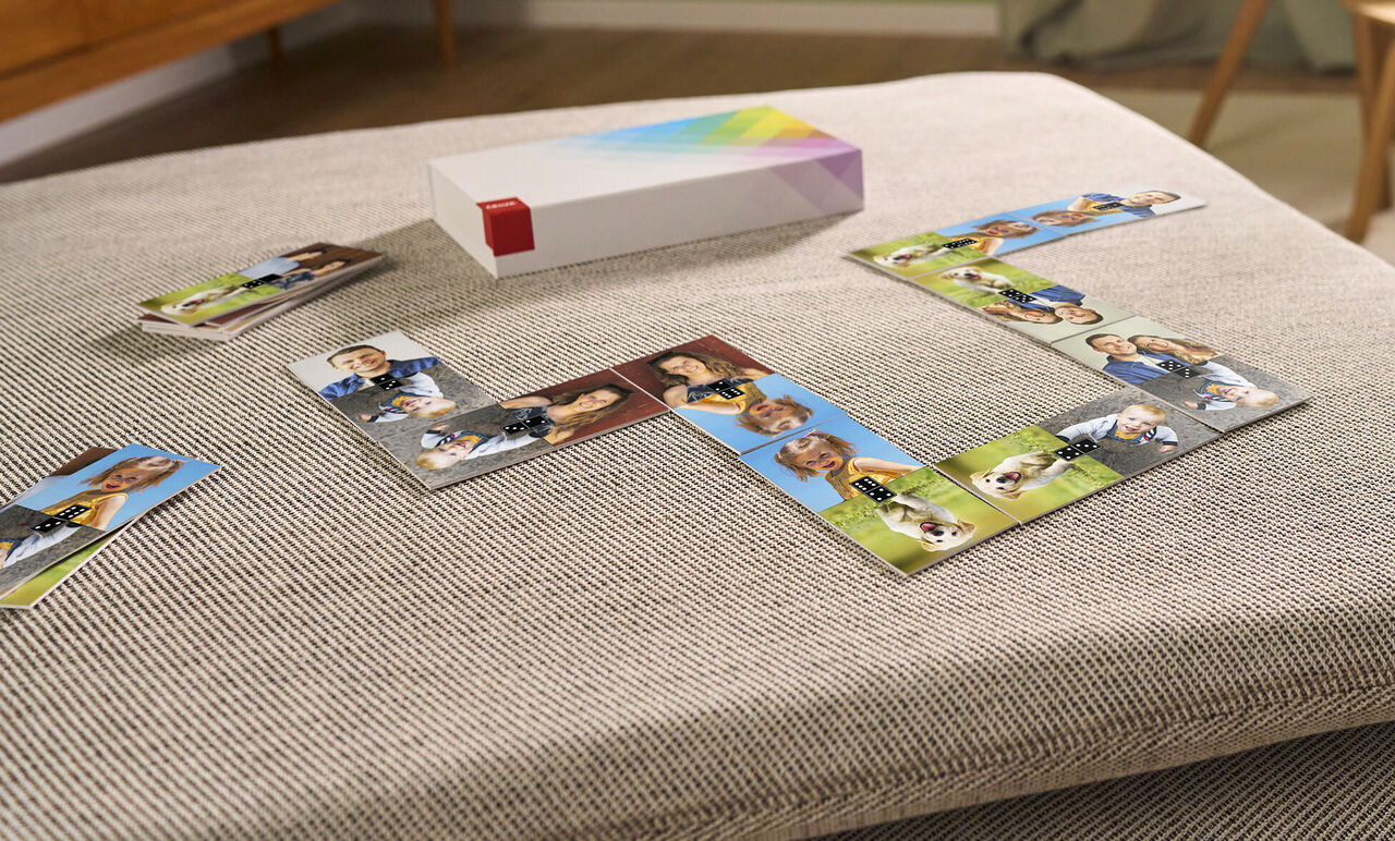 Libro de fotos apilado con tarjetas en una mesa, rodeado de fotos de personas y animales