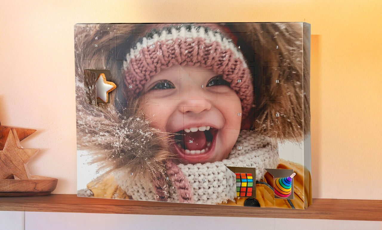 Un marco de fotos decorado con juguetes y una flecha a la izquierda.
