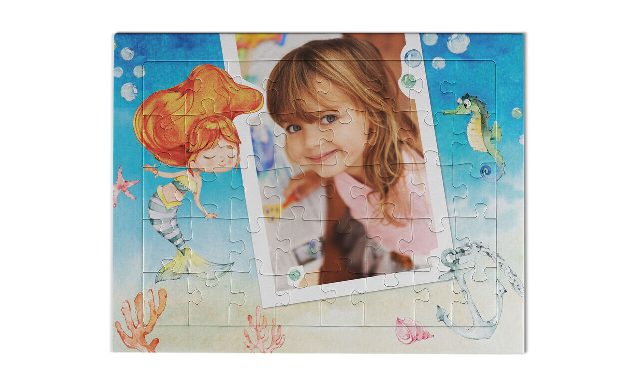 Un rompecabezas encantador con un colorido mundo submarino y un espacio vacío para fotos.