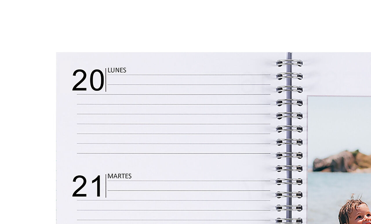 Una página de calendario fotográfico abierta con una imagen a la derecha y cuadros vacíos para fechas.