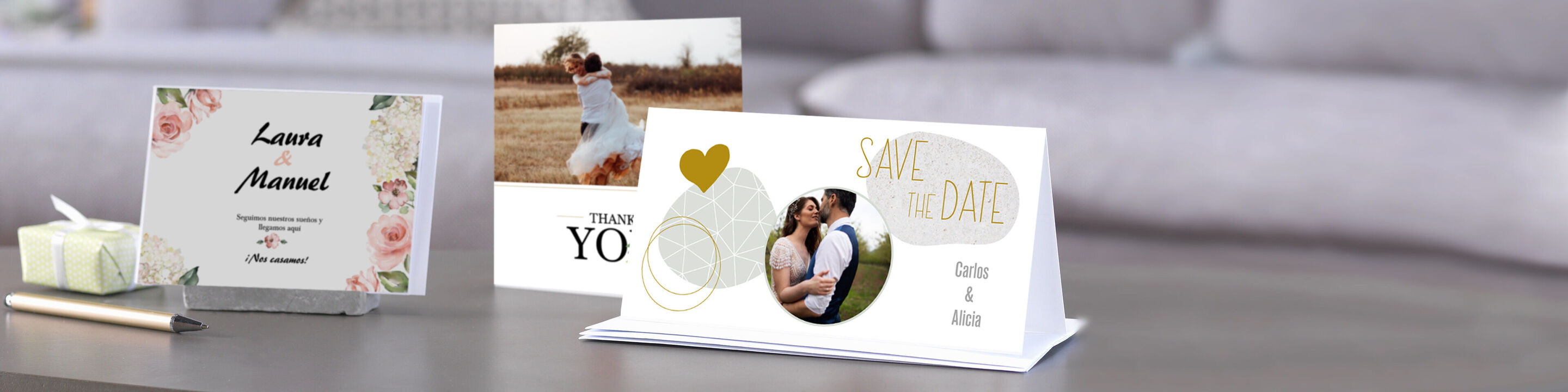Hermosas tarjetas CEWE en una mesa con fotos y decoración.