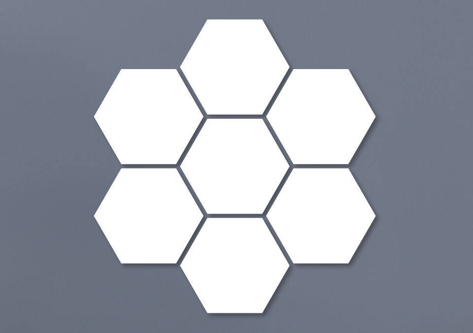 Seis hexágonos blancos vacíos sobre fondo gris