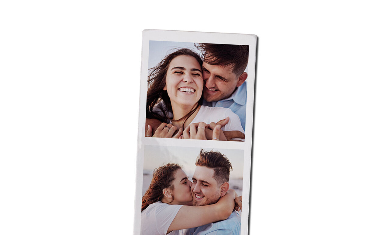 Una pareja feliz se abraza amorosamente en la playa. Los colores cálidos crean una atmósfera romántica y evocan hermosos recuerdos.
