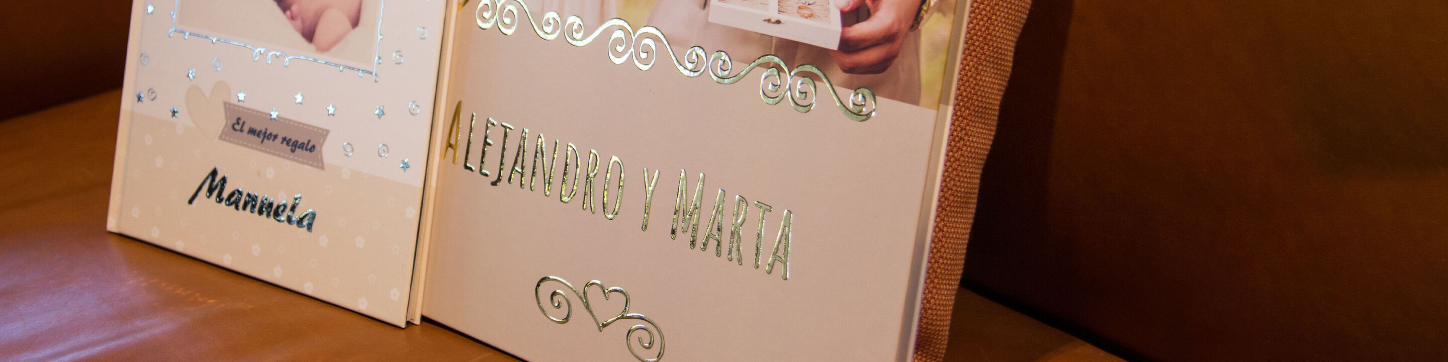 Dos hermosos Fotobooks diseñados sobre una mesa.