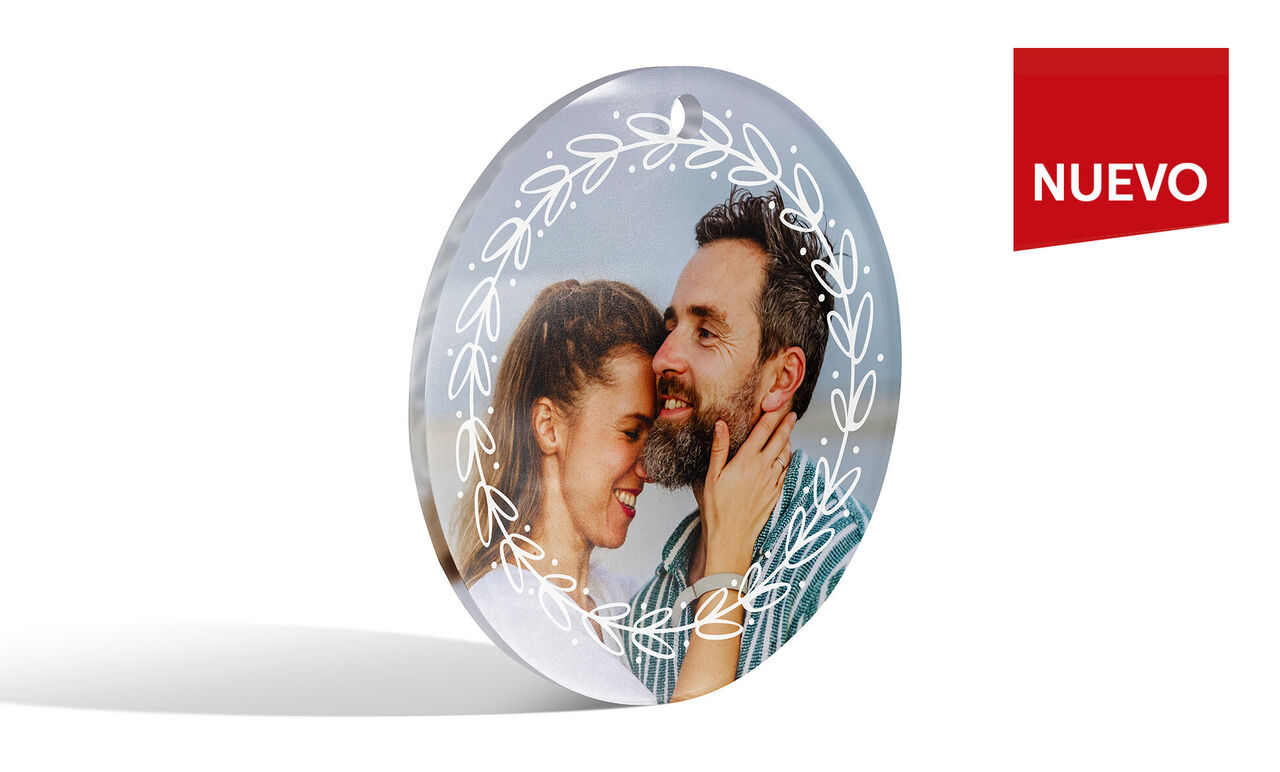 Producto fotográfico redondo con motivos florales, personalizado con una foto. Ideal como regalo.
