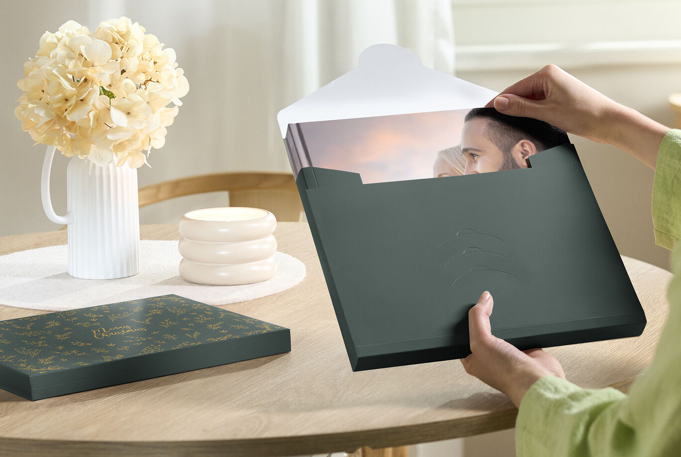 Una persona abre una elegante caja de regalo oscura con un bonito diseño para revelar sorpresas.