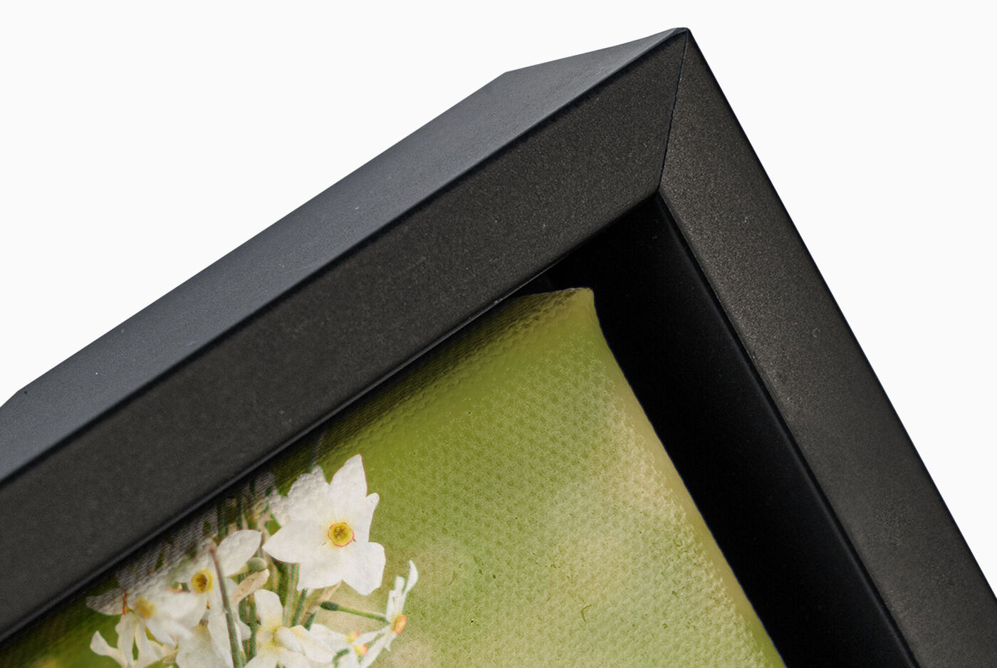 Vista de esquina de un marco negro con estampado floral.