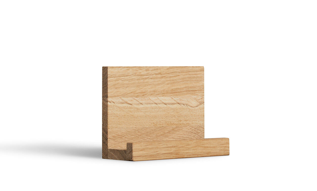 Un soporte de madera elegante y simple, ideal para fotos o pequeñas obras de arte.