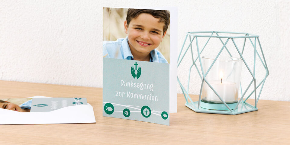 Tarjeta de saludo para la comunión con diseño elegante y vela en el fondo