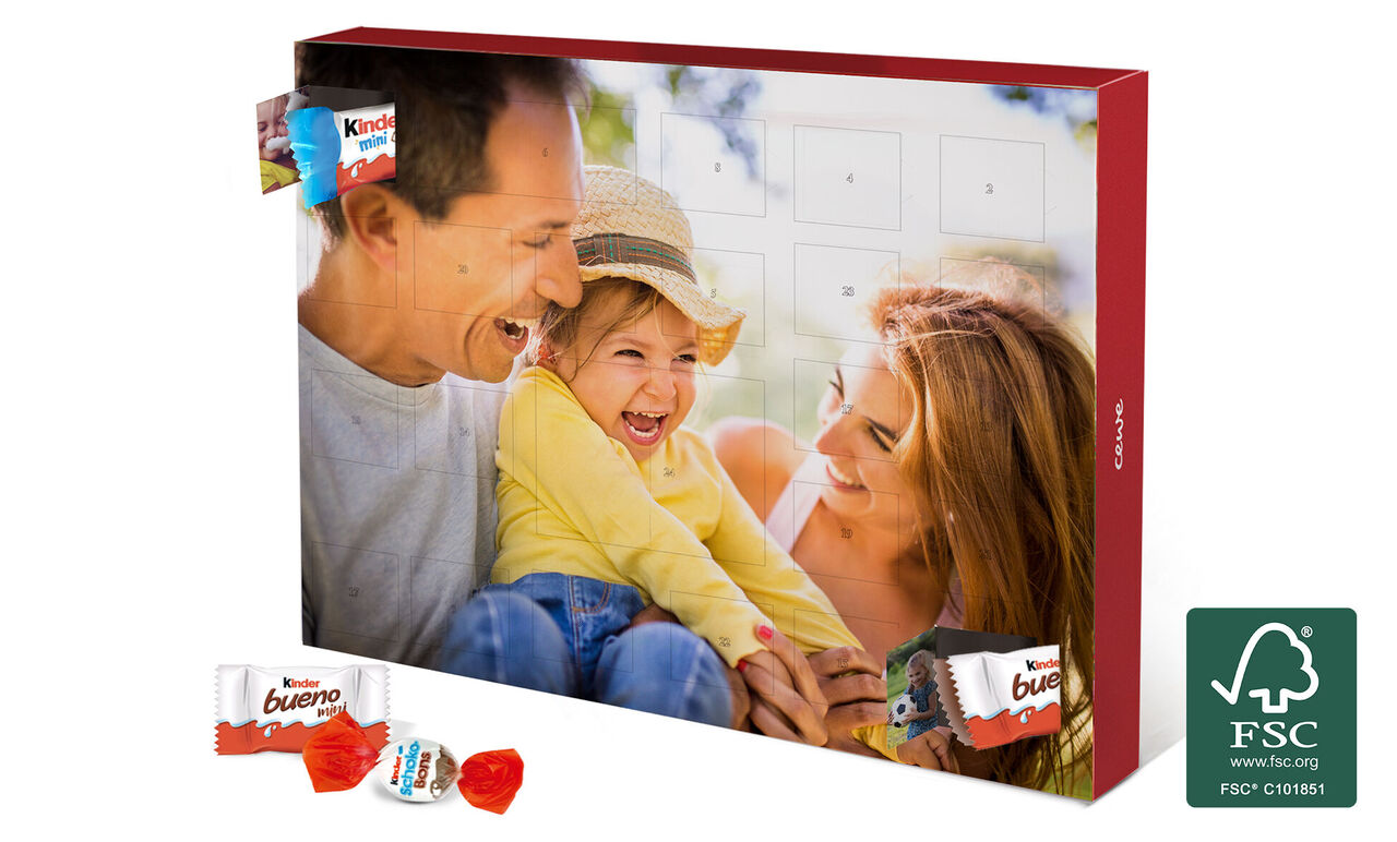 Un diseño alegre de calendario de adviento con dos adultos y un niño rodeados de dulces de chocolate.