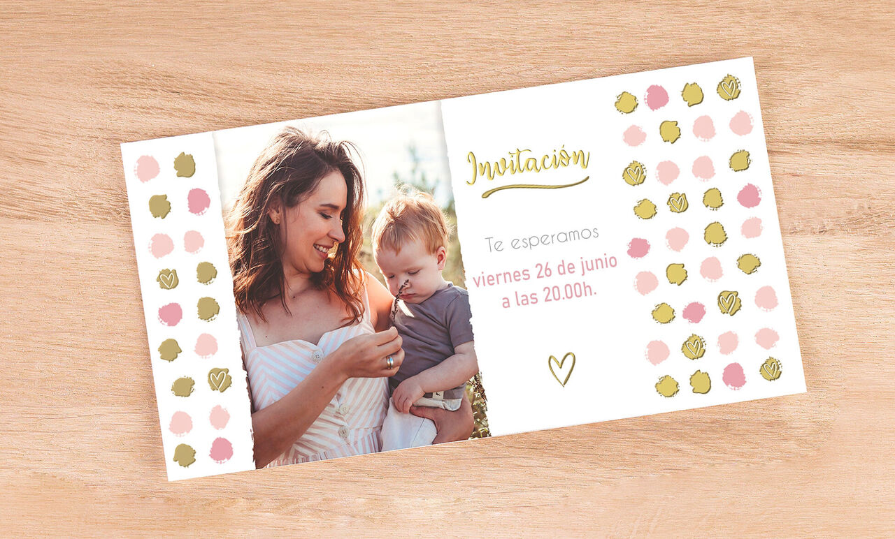 Tarjeta de saludo acogedora con puntos de colores que invita a una celebración. Muestra una escena amorosa con un adulto y un niño.