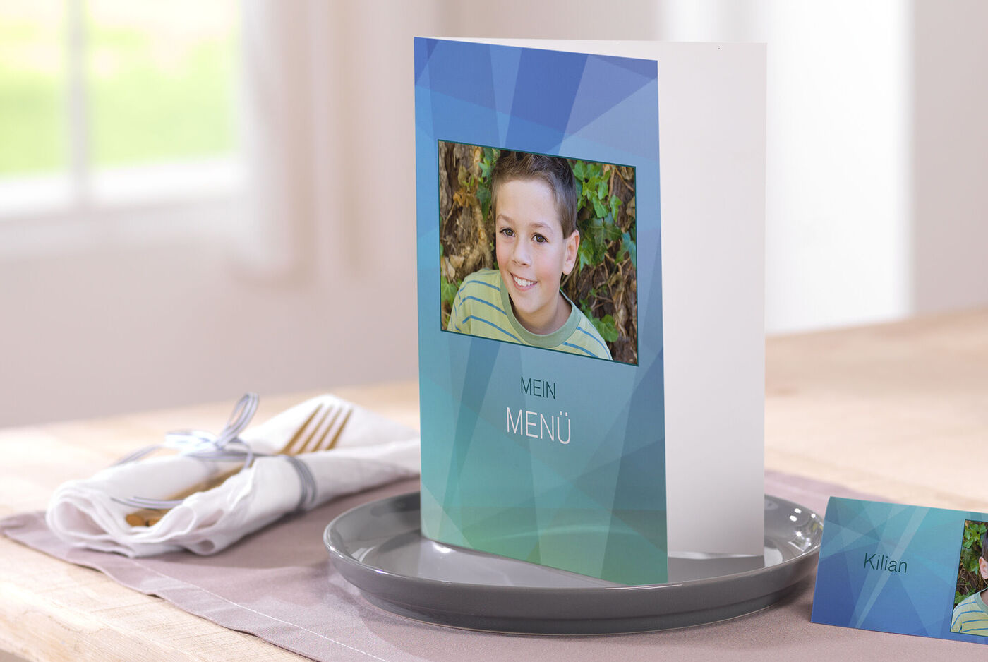 Elegante carta de menú en colores suaves en una mesa, rodeada de un tenedor, un cuchillo y una servilleta. El diseño muestra un toque personal.