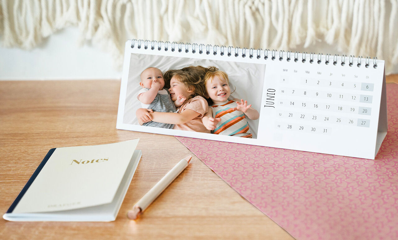 Calendario fotográfico horizontal para mesa personalizado con fotos de 3 niños pequeños de una misma familia.