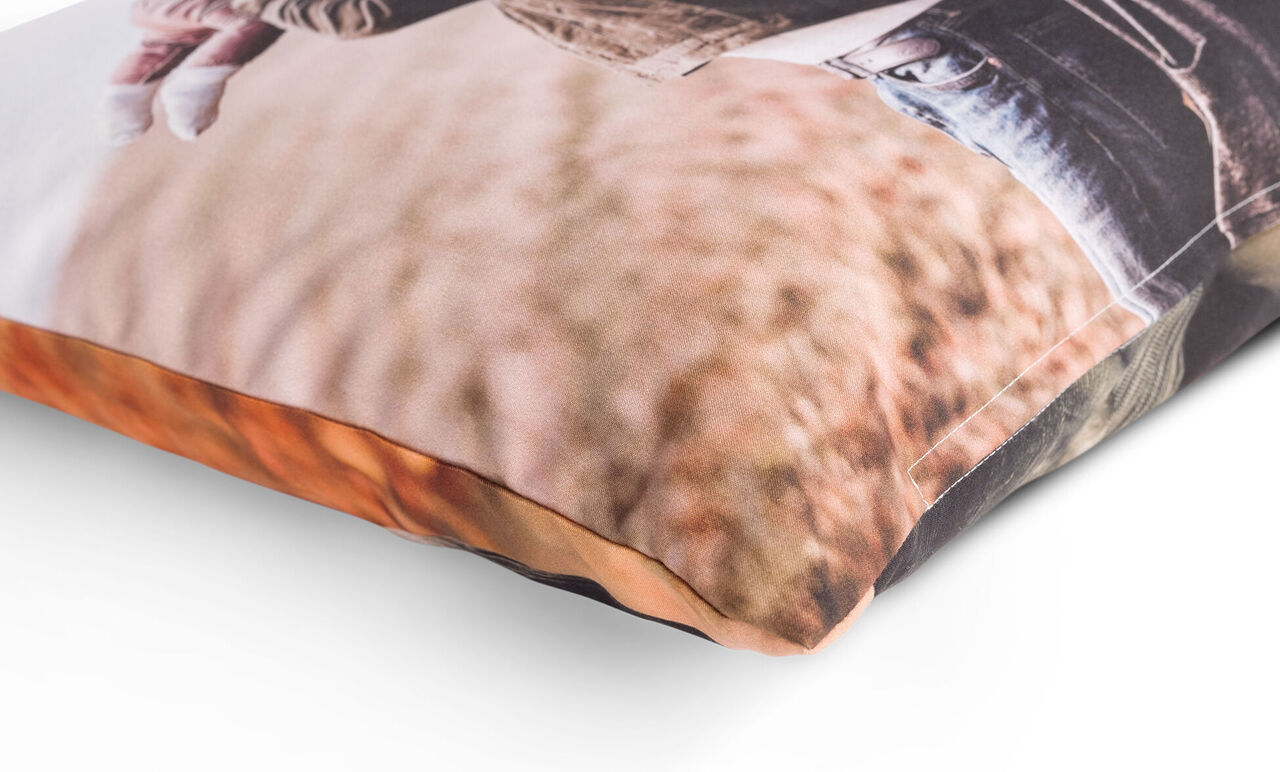 Una almohada con un hermoso y colorido diseño que evoca un momento especial