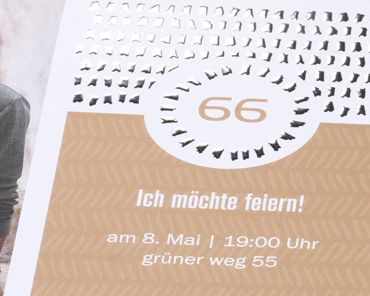 Tarjeta de invitación con el número 66 y las palabras ‘¡Quiero celebrar!’