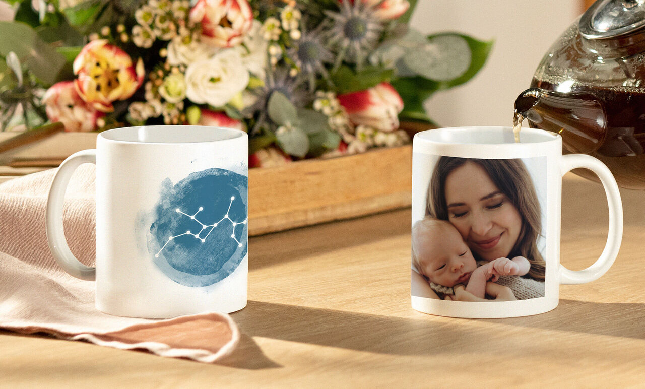 Personas disfrutan de una taza con un diseño personalizado, rodeadas de flores.
