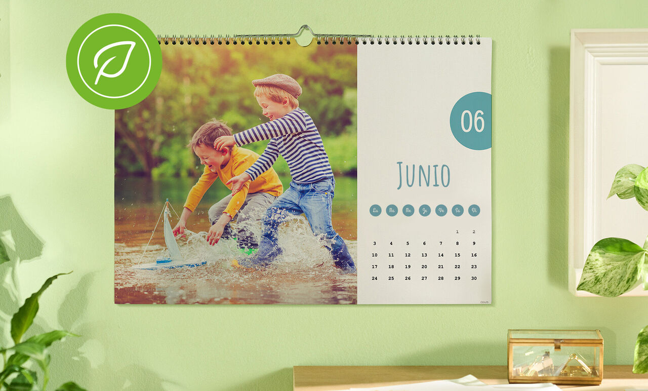 Dos niños juegan felices en el agua con un barco de juguete. Es junio.