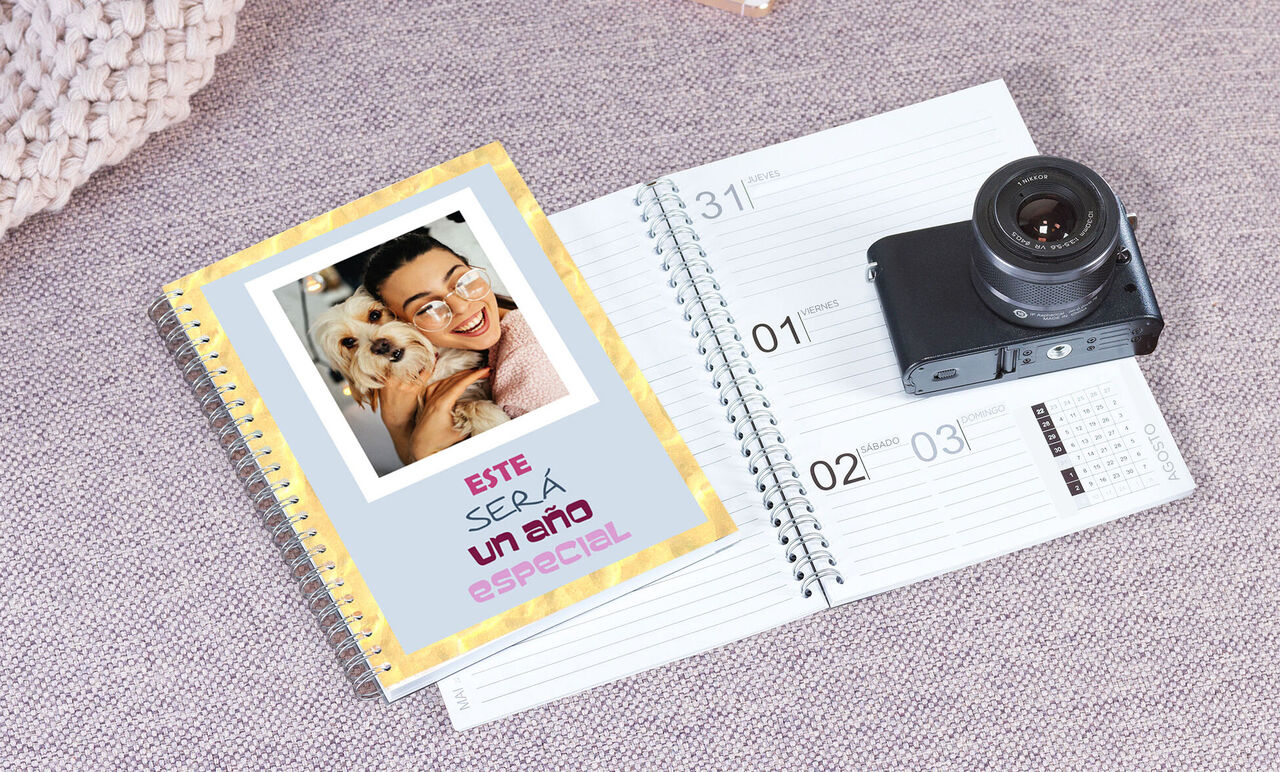 Un hermoso calendario personalizado con una foto de un perro en la portada.