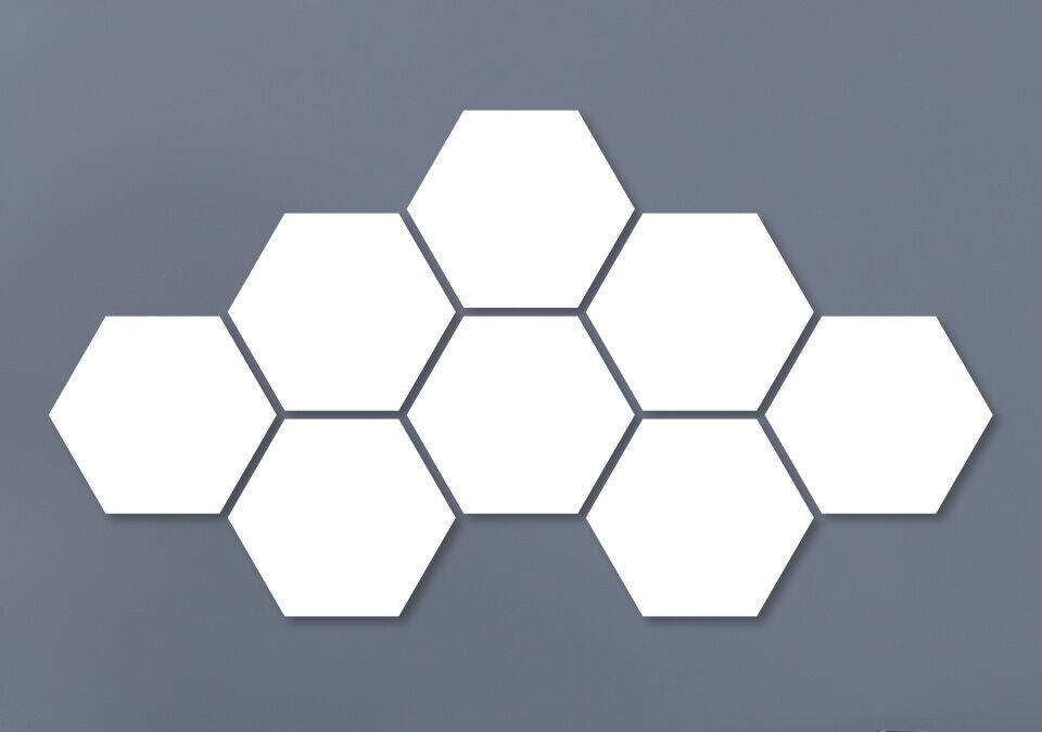 Decoración de pared hexagonal blanca sobre fondo gris