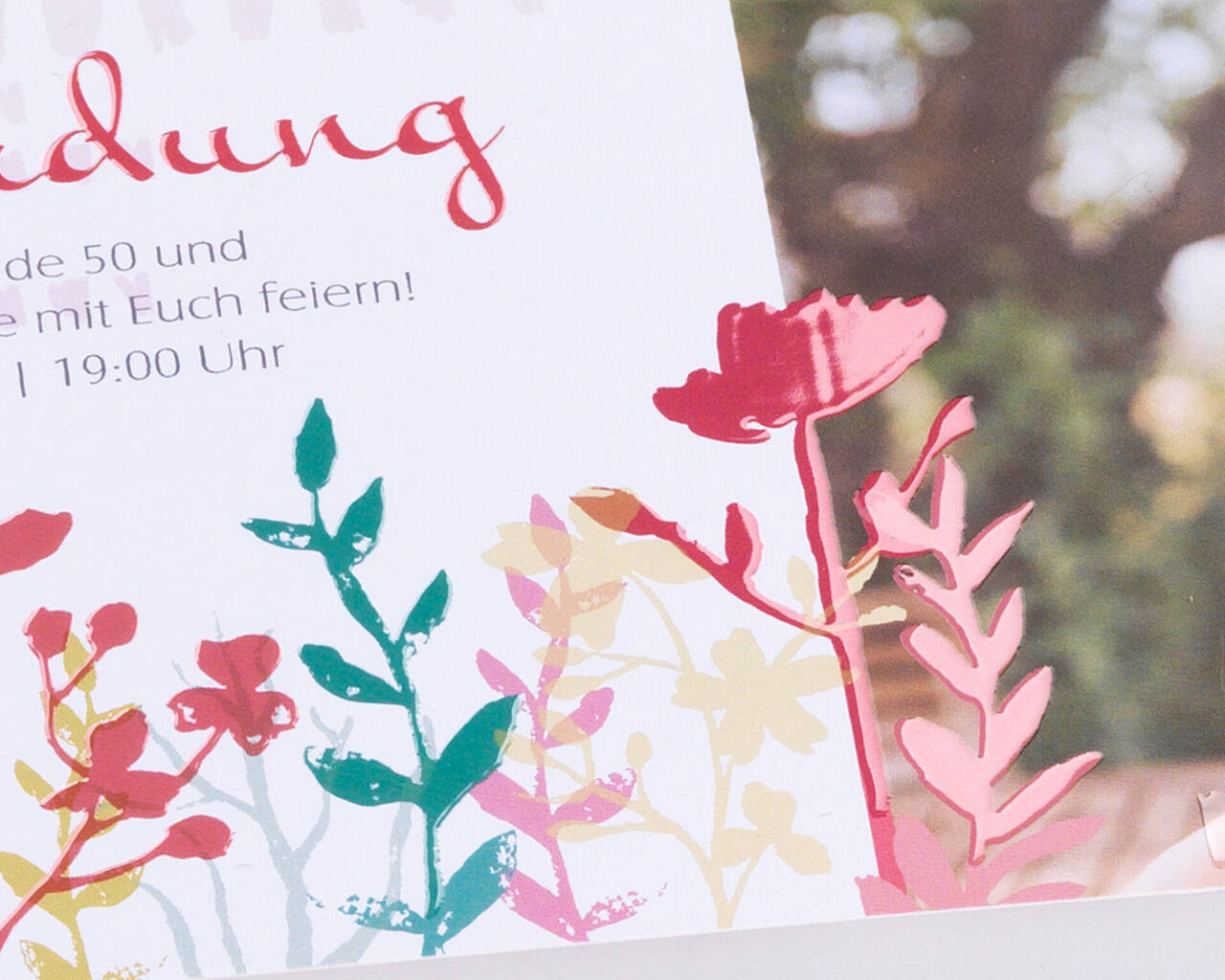 Tarjeta de invitación colorida con motivos florales para una fiesta