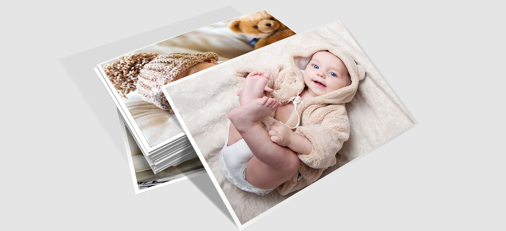 Bebé en un atuendo acogedor con un oso de peluche y fotos sobre una mesa.