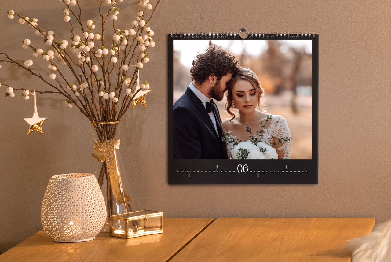 Hoja de calendario con una pareja en un lugar romántico, rodeados de elementos florales