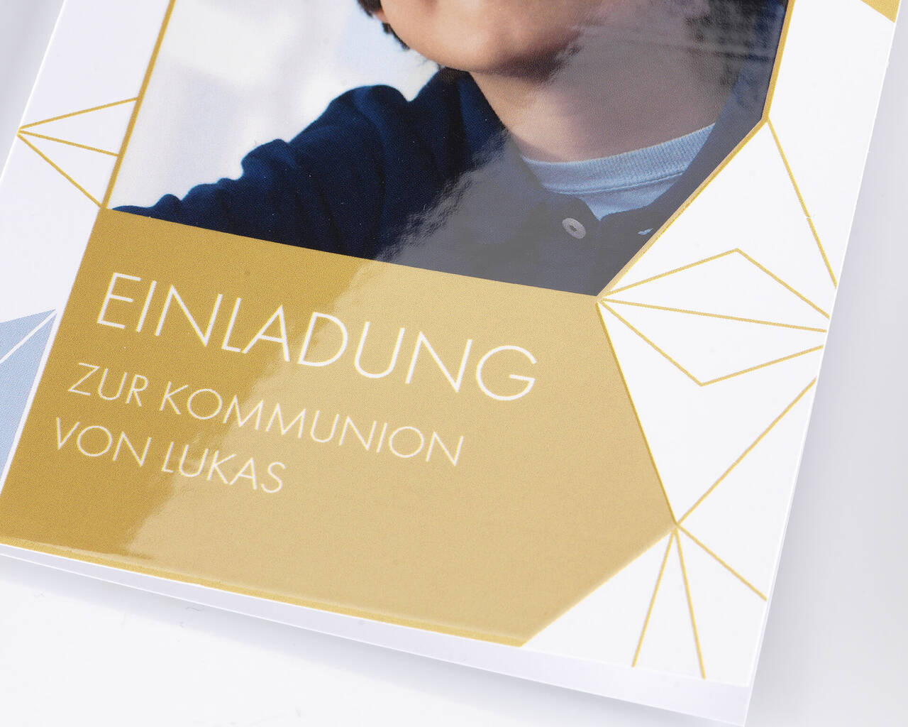 Invitación a la comunión de Lucas con acentos dorados.