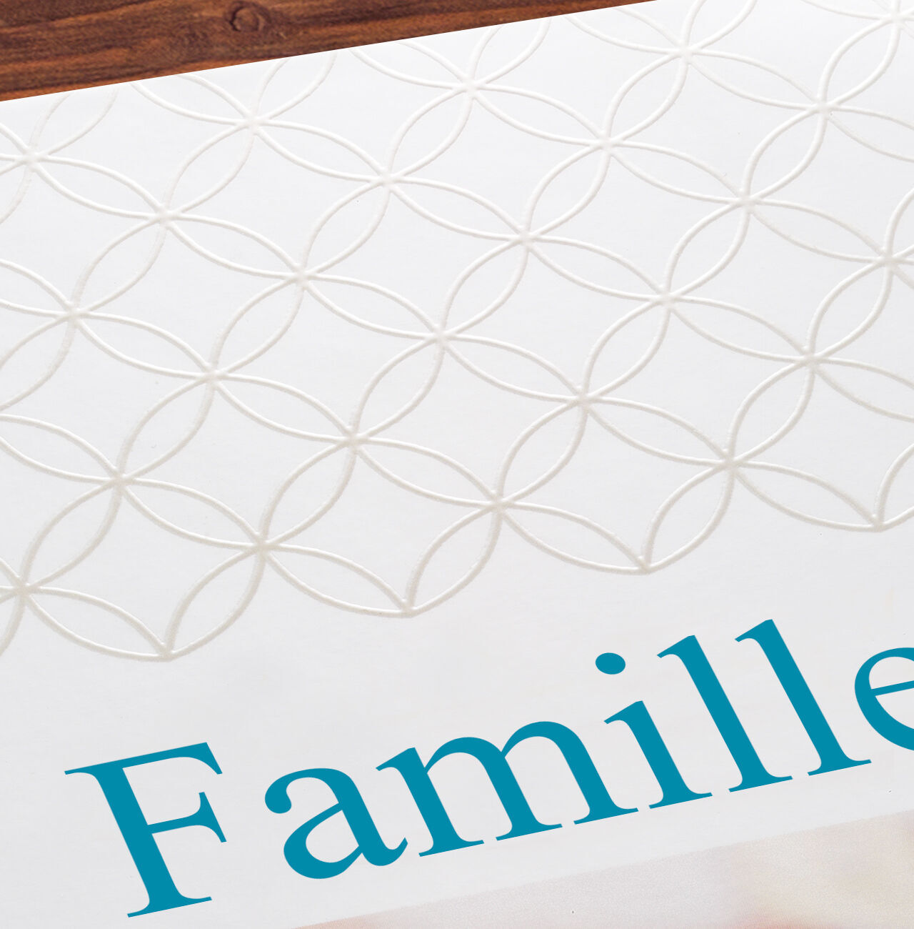 Un elegante blanco con un patrón de círculos. La palabra "Familia" en turquesa irradia calidez.