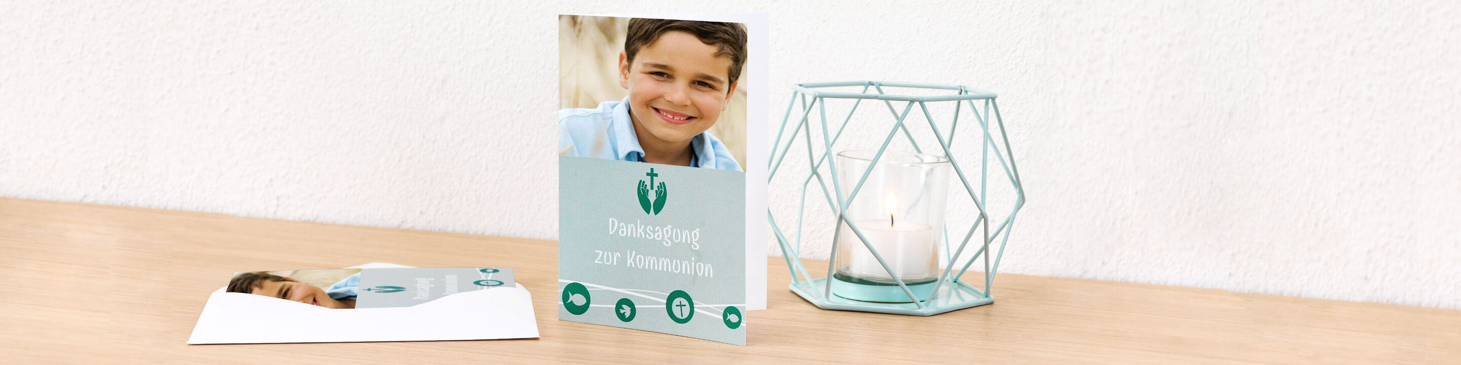 Una tarjeta de felicitación creativa sobre una mesa con una vela.