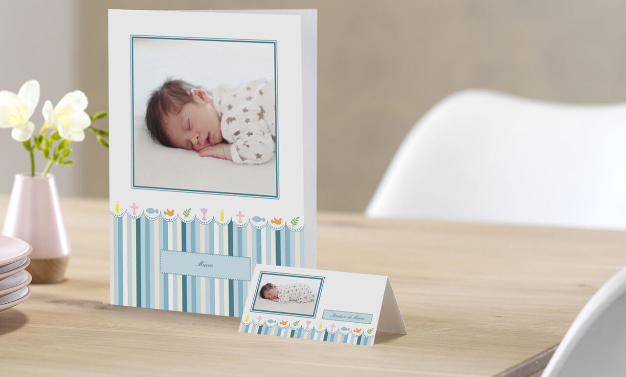 Un diseño de tarjeta fotográfica amoroso con fotos de un bebé dormido sobre una mesa