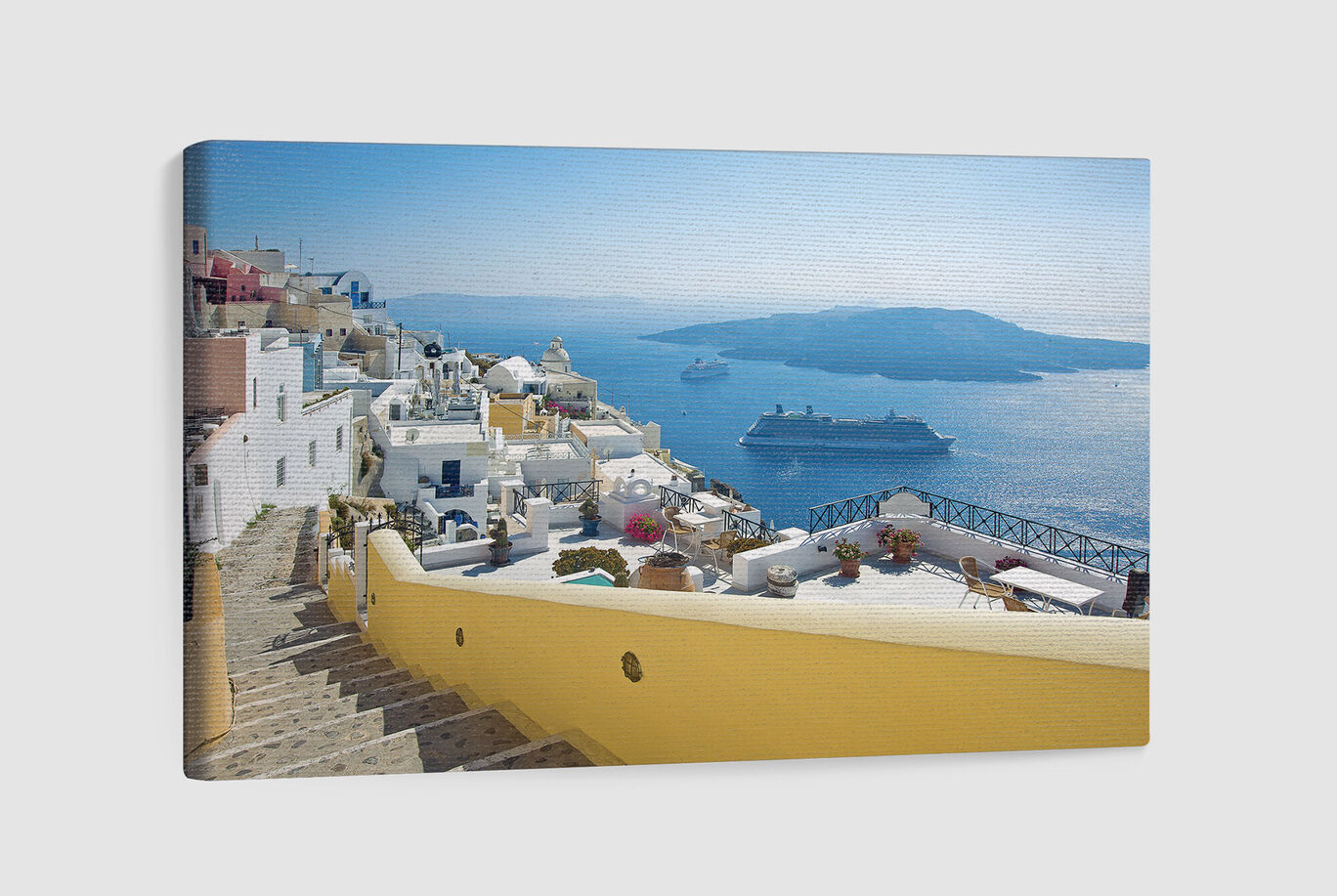 Vista de Santorini con casas blancas y agua azul brillante.