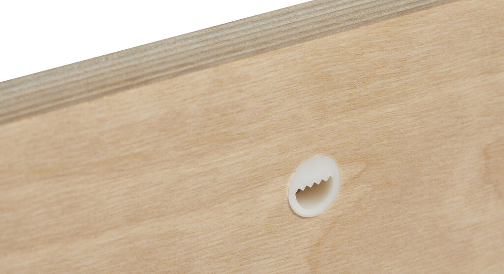 Primer plano de un soporte de pared para una imagen. Muestra una muesca redonda en la madera.